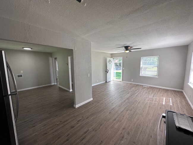 Building Photo - $1125 - 3 bedroom / 1 bathroom - Gorgeous ...