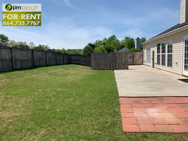 Building Photo - Comfortable 3/2 with Large Bonus Room in M...