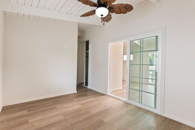 Building Photo - Catalina Apartments