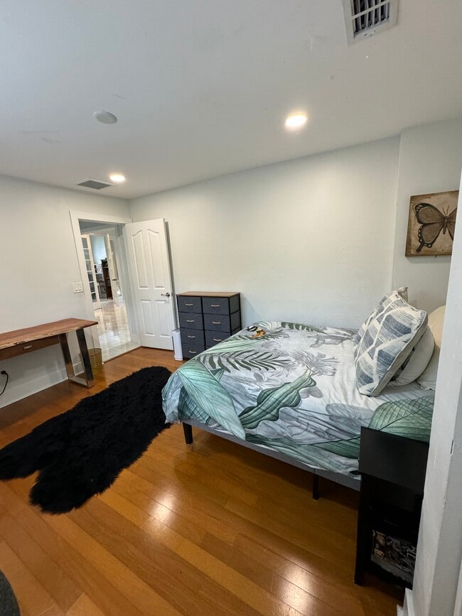 Building Photo - 8139 Las Palmas Way