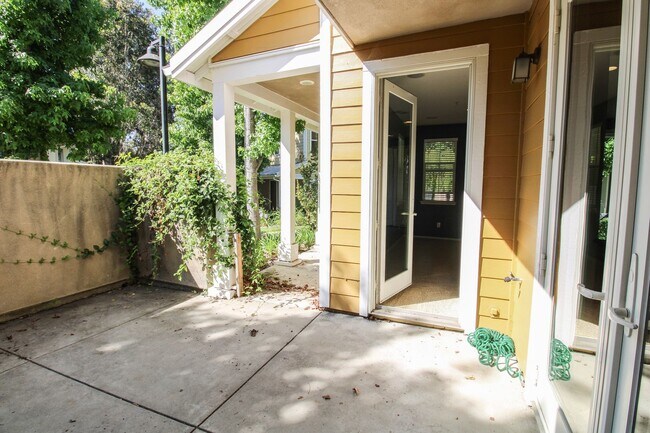 Building Photo - 4 bedroom 2.5 bathroom condo in Broad Street Village Complex