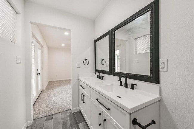 Building Photo - 210 Gentilly Dr