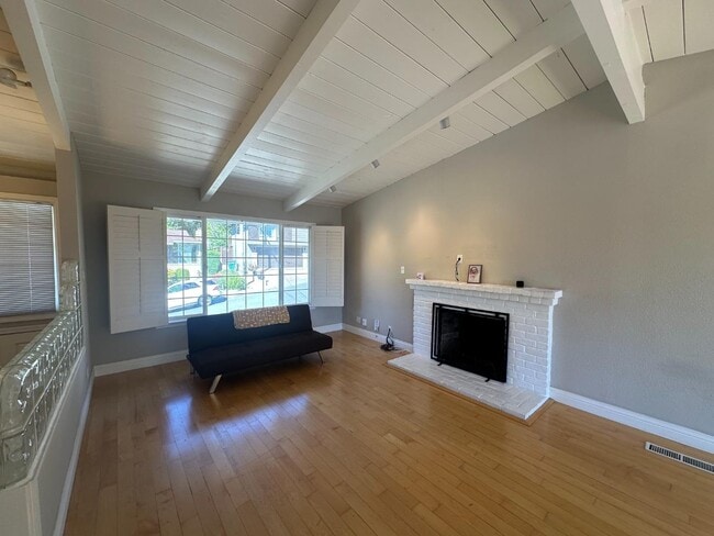 Building Photo - 2350 Rosewood Dr