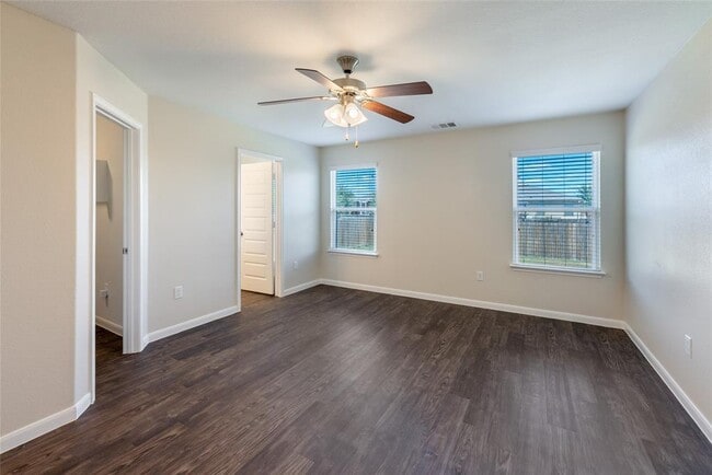 Building Photo - 710 Mitchell Dr