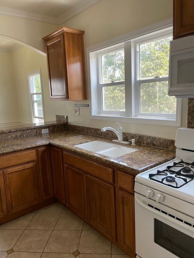 kitchen detail - 5906 San Vicente Blvd