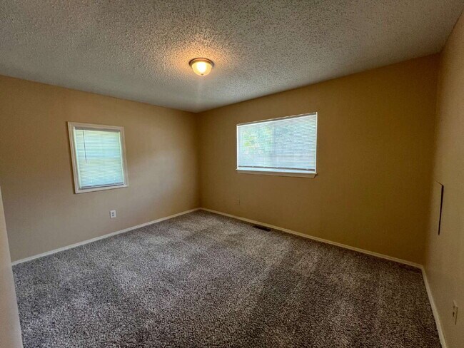 Building Photo - 3 Bedroom Duplex in Hollister