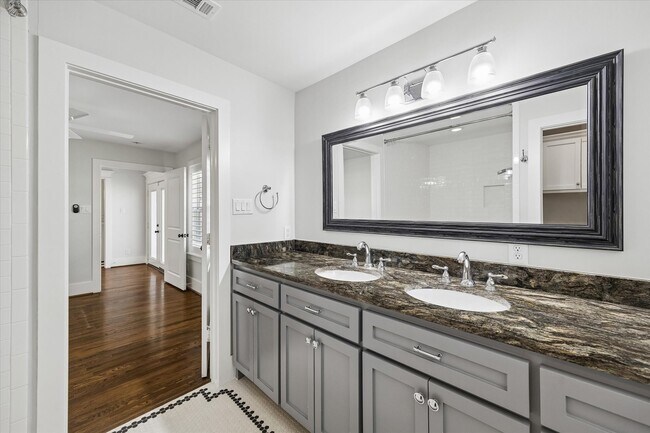 Building Photo - 1062 W 41st St