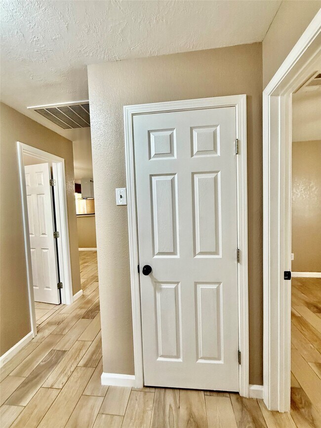 Building Photo - 7225 Hummingbird Ln