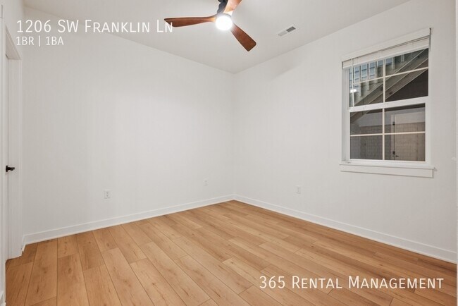 Building Photo - 1206 SW Franklin Dr