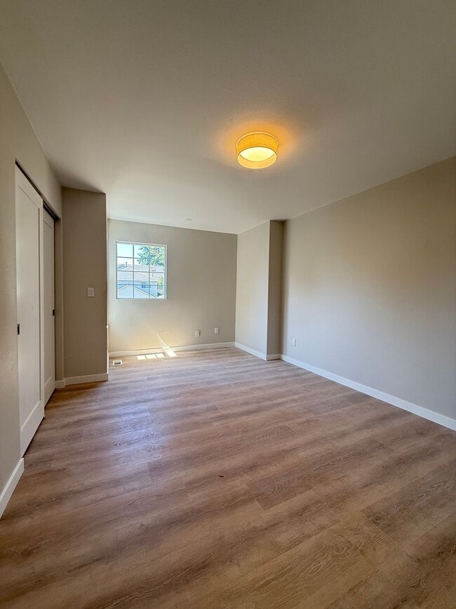 Building Photo - Fully Remodeled Silver Firs Townhome for R...