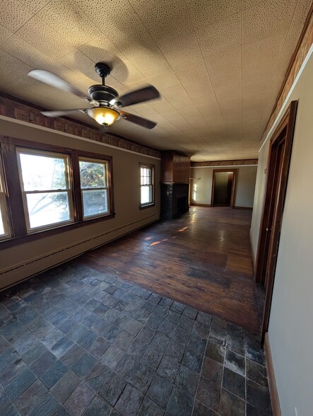 Building Photo - 121 W Comanche Ave