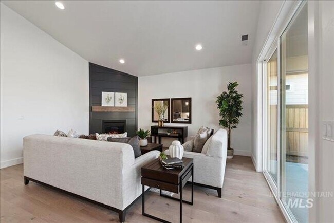 Building Photo - Newer 3-Bedroom in Star