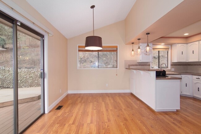 Building Photo - 4 Bed 3 Bath North Side Home nearly 2400 s...
