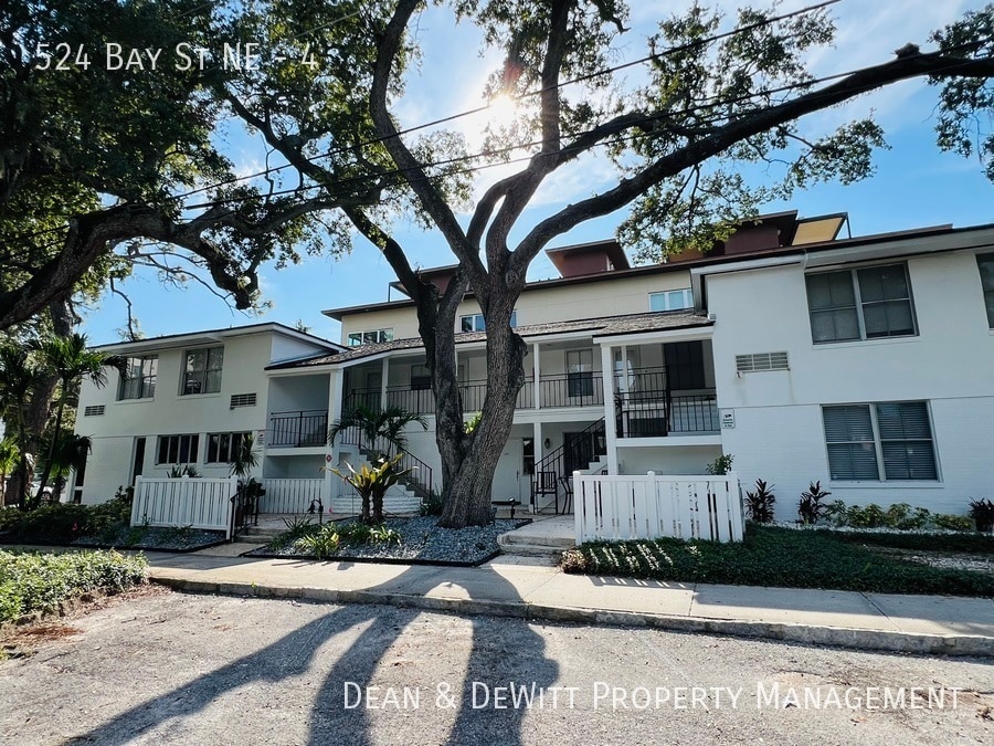 Building Photo - 2 Bed/1 Bath - Unit 4