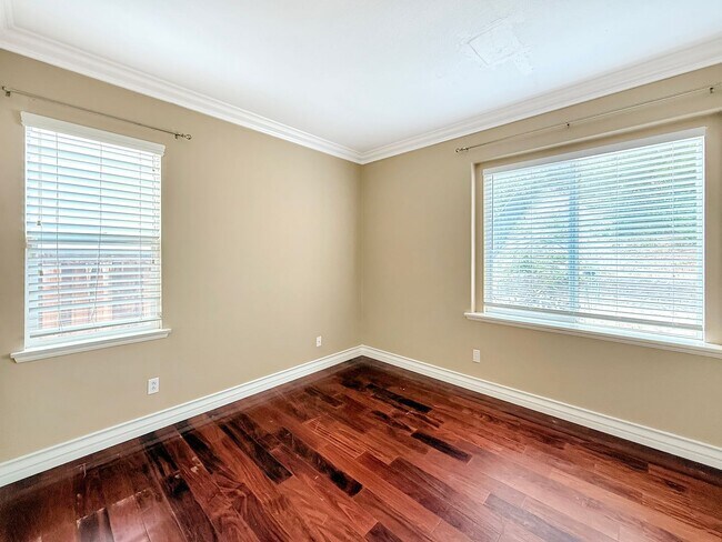 Building Photo - SD: Spacious 5B/4BA Home with Private Patio, Backyard & Soaking Tub