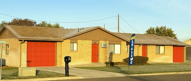 Building Photo - Furnished unit with huge backyard.