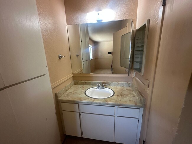 Building Photo - 560 Clover Dr