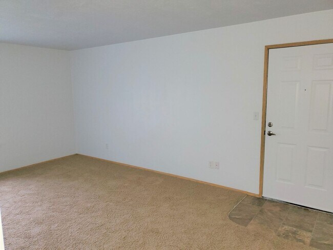 Building Photo - Two Bedroom, One Bath, 2nd Floor - End of Winter Special - Second Month Free!