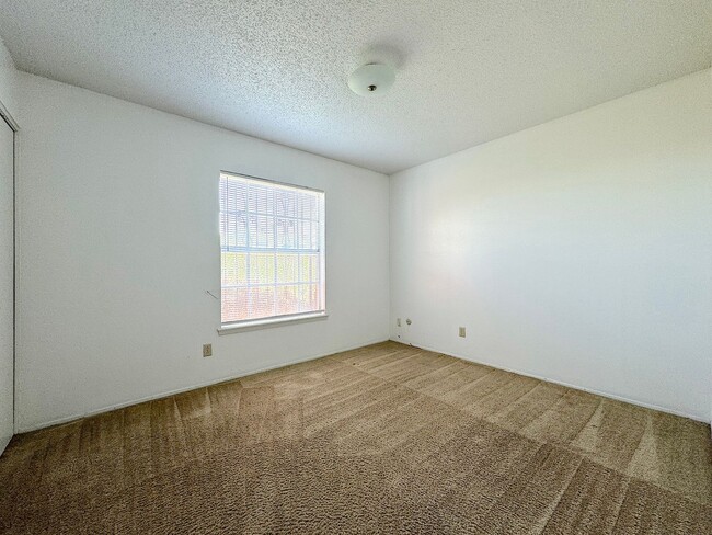 Building Photo - Northeast El Paso 3 Bed 2 Bath in Apollo Heights Neighborhood!