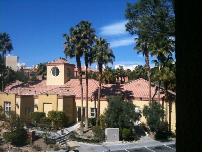 Building Photo - 220 E Flamingo Rd