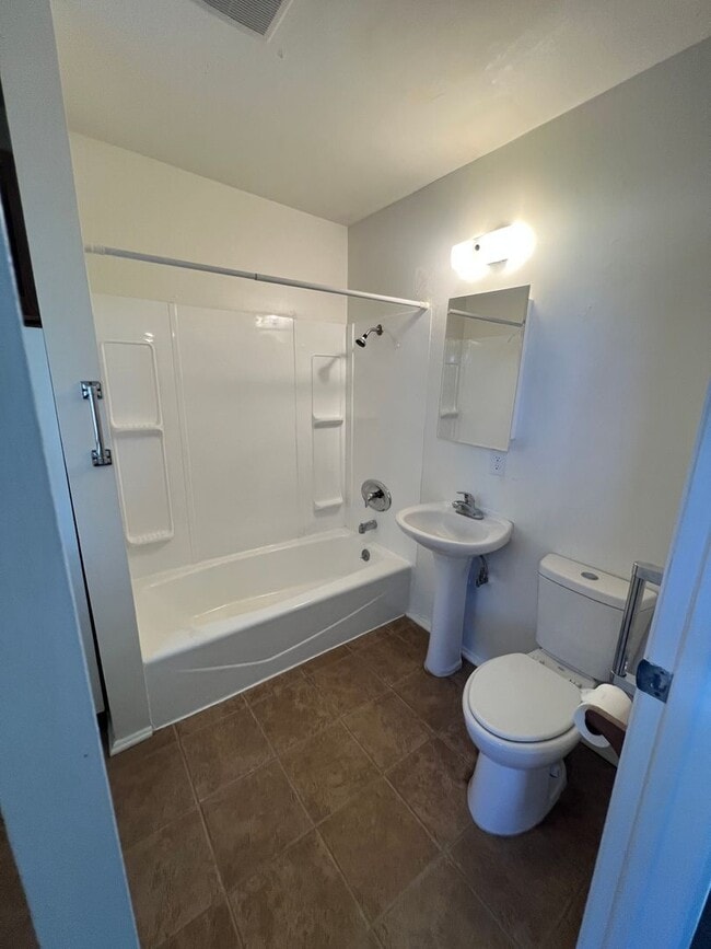 Building Photo - Charming back Studio