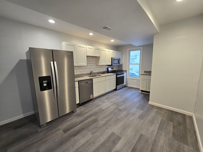 Building Photo - Beautifully Remodeled 3 Bedroom With Rooftop Deck - Downtown Sharpsburg