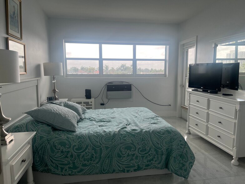 Building Photo - 3135 S Ocean Dr