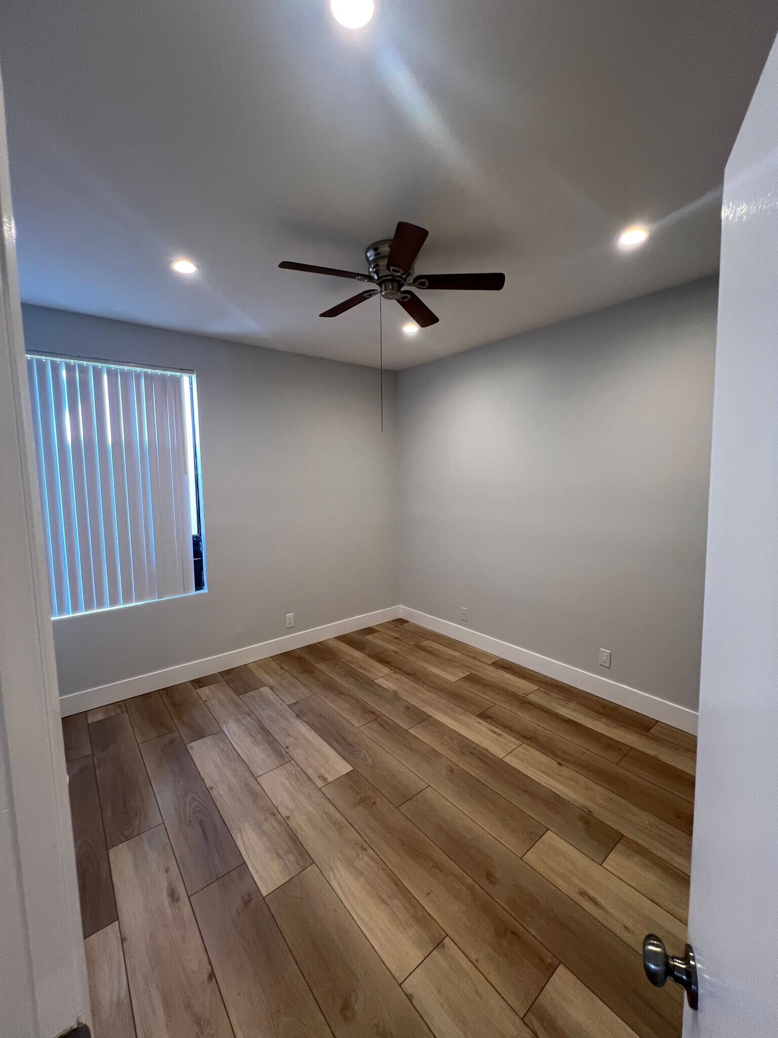 Building Photo - 2107 N Beachwood Dr