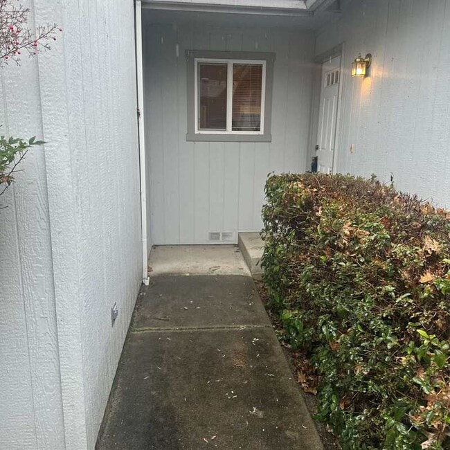 Building Photo - 228 SW Westholm Ave