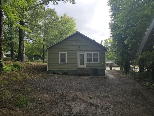 Building Photo - Charming 2-Bedroom Home Near Downtown Lincolnton!