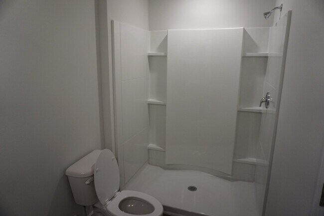 Building Photo - 602 Draymore Dr NE