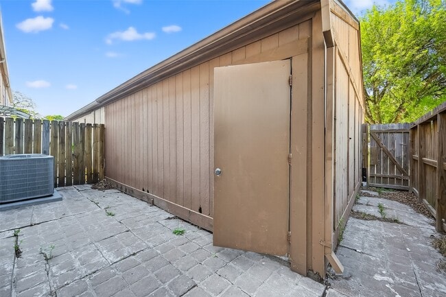 Building Photo - 8646 Maplecrest Dr