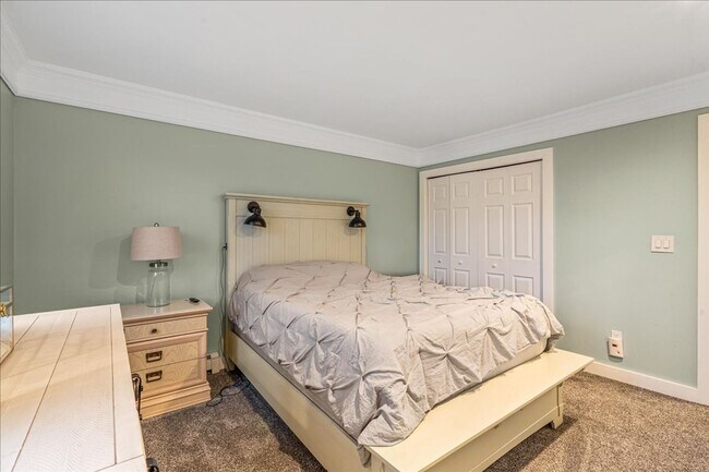 Building Photo - Immaculate 3 Bedroom & 2 Bathroom