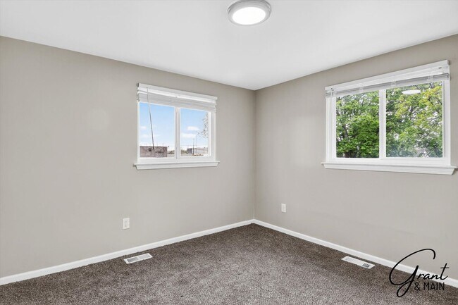 Building Photo - $1500 3 bedrooms