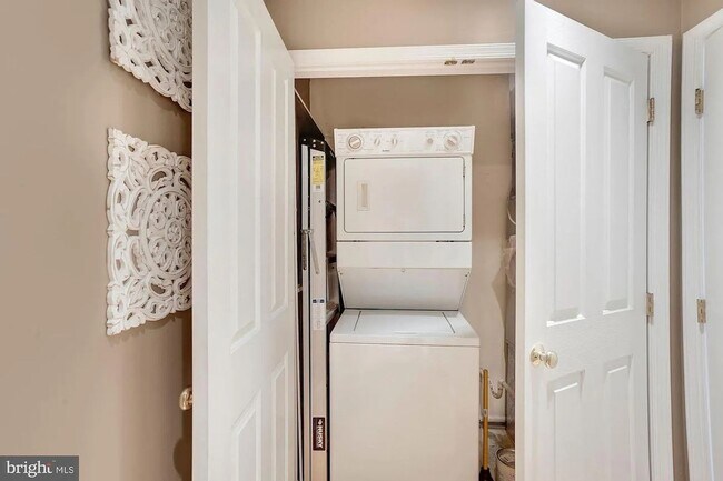 Building Photo - Charming 2BR | 2BA Condo in Logan Circle