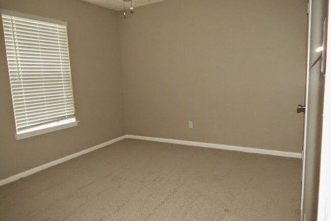Building Photo - Beautiful 3 Bedroom Townhouse!