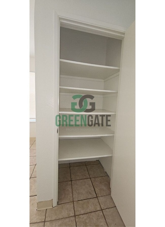 Building Photo - 3 BEDROOM 2 BATH HOME MOVE IN READY IN North MODESTO!