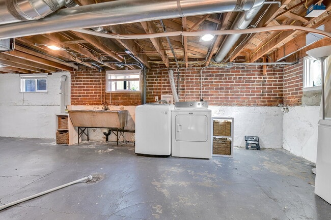 Building Photo - $2,600.00, 1 bed + non-conforming room, 1 ...