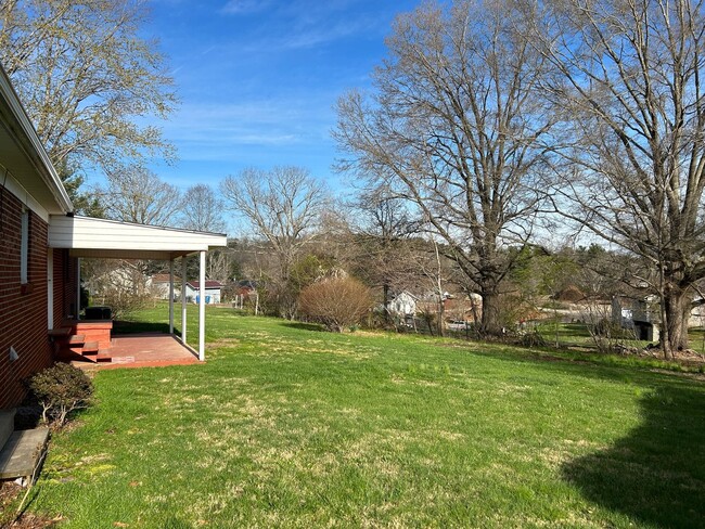 Building Photo - Weaverville - Clean and Tidy! Home Office,...