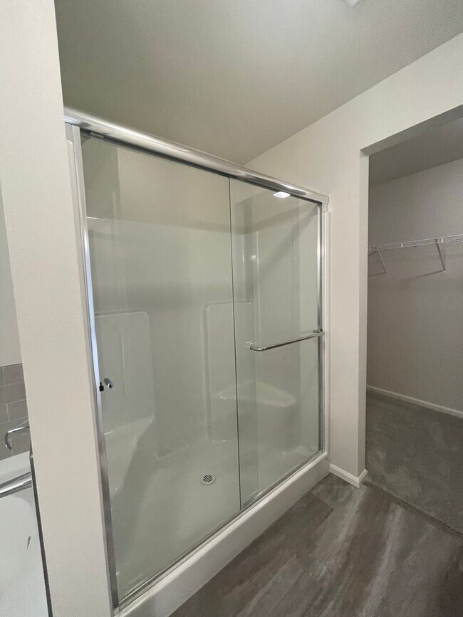 Building Photo - 4 bedrooms + BONUS ROOM And 2.5 baths Tumw...