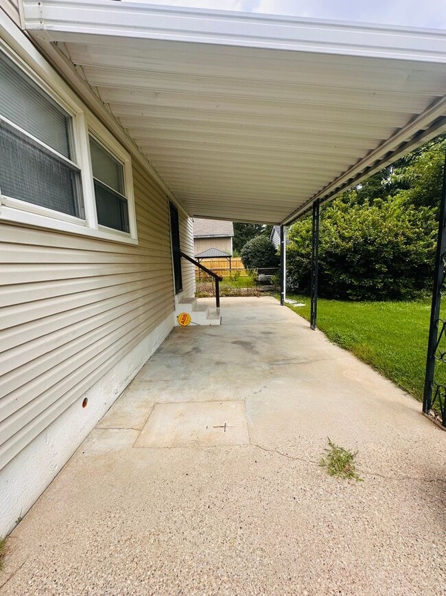 Building Photo - 3028 University Rd