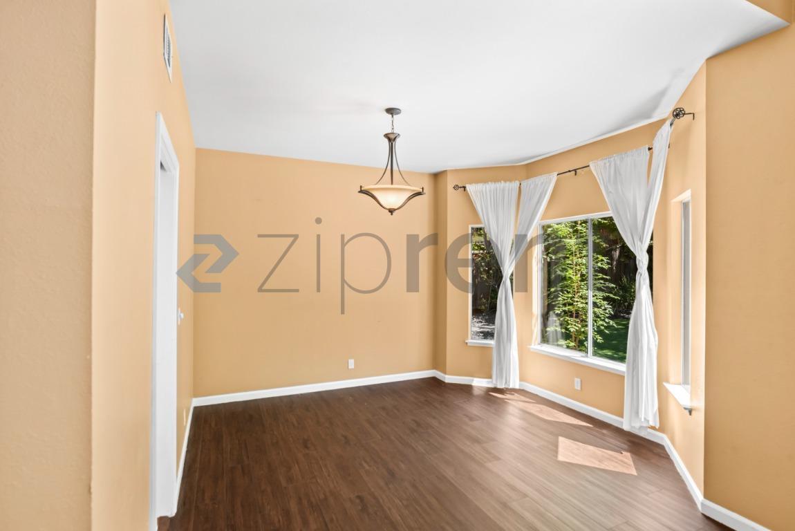 Building Photo - Unit