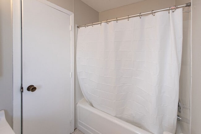 Building Photo - ANDERSON TWP- Cozy and clean 3 bed 2 bath ...