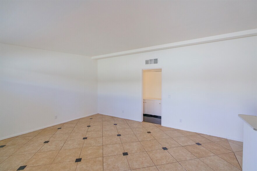 Building Photo - 975 E Camino Parocela