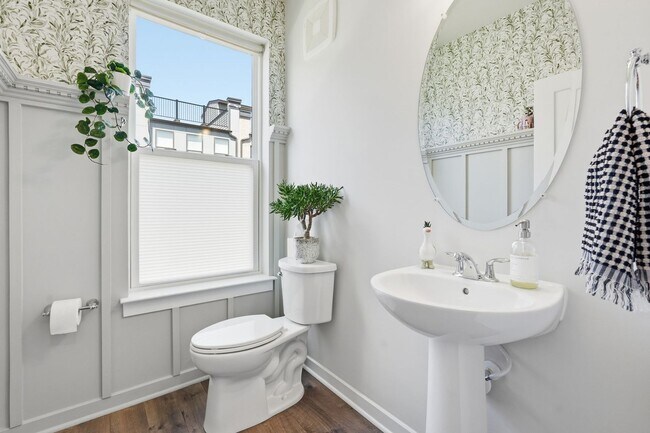 Building Photo - Experience upscale living in one of Ashburn’s most desirable communities.