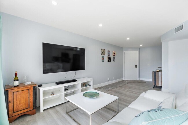 Building Photo - 1605 S US Hwy 1