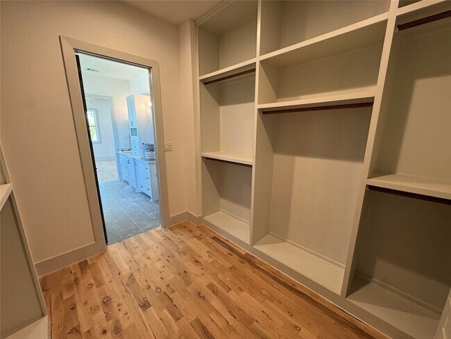 Building Photo - 505 E 40th St