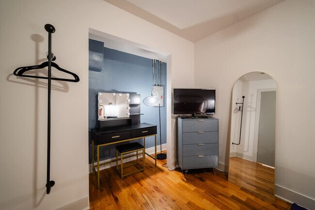 Building Photo - 1638 N Western Ave