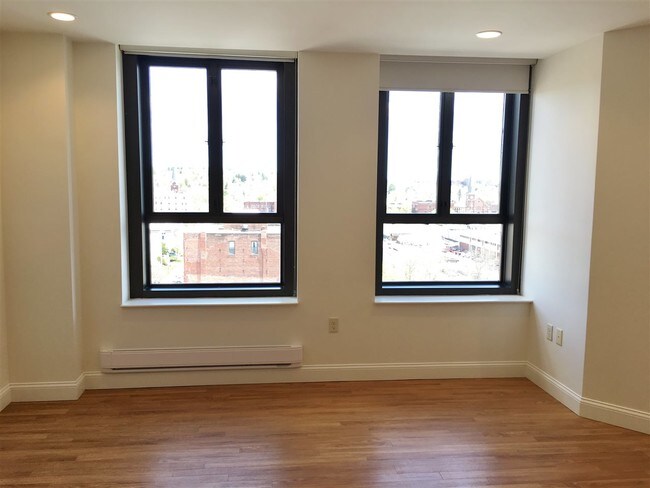 Building Photo - 875 Elm St