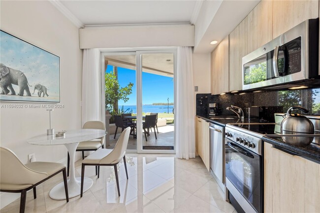 Building Photo - 15212 Fisher Island Dr